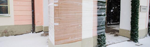 ФОТО | На колонне здания Рийгикогу нарисовали символ Z, полиция начала производство