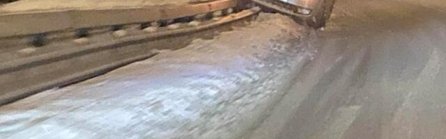 ФОТО | В Пирита автомобиль врезался в дорожное ограждение