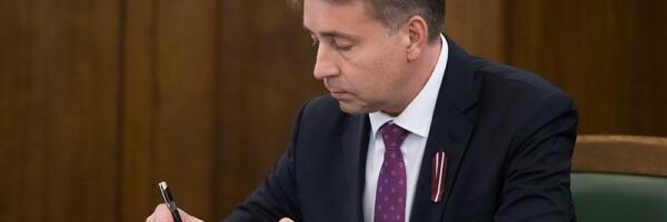 Министр Аугулис — против высоких цен на продукты: «Пониженный налог на хлеб, молоко и курицу должен стать нормой»