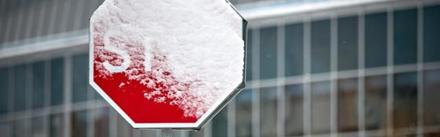 ЧИТАТЕЛЬ СПРАШИВАЕТ | Действует ли дорожный знак, если он занесен снегом?