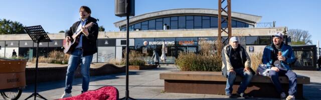 17 евро в час: топ-менеджер Bolt стал уличным музыкантом