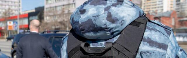 В Новосибирске ОМОН ворвался в дом отца восьми детей, просившего помощи у Путина. Двух детей повалили на пол