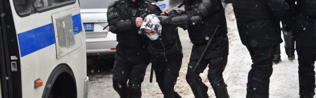 У автозаков бьют шокерами, полицейские лгут в суде, в камерах делают шахматы из хлеба. Разговор с арестантом СИЗО "Сахарово"