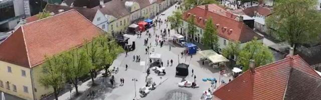 В центре Курессааре пешеходы и автомобилисты вынуждены делить дорогу в обход ПДД