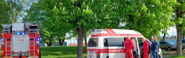 В Нарве один автомобиль не уступил дорогу другому: 72-летняя женщина-водитель оказалась в больнице