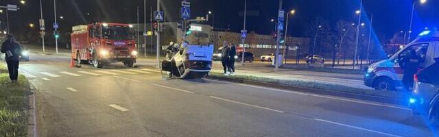 В Ласнамяэ в результате ДТП автомобиль перевернулся на крышу