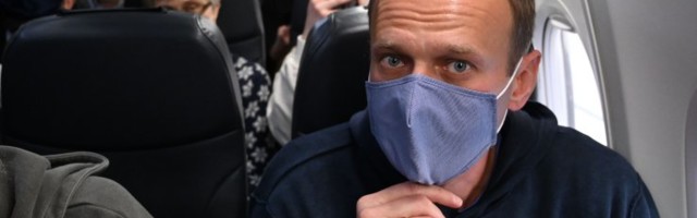 LIVE | Операция "Пациент". Навальный возвращается в Россию, но самолет приземлился в Шереметьево вместо Внуково