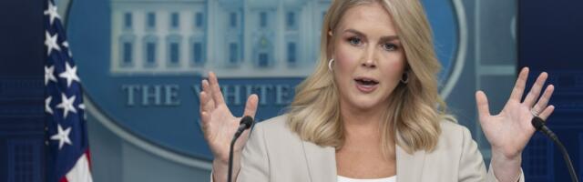 Правда ли пресс-секретарь Трампа не надела крестик на брифинг, на котором заявила, что списка Эпштейна не существует?