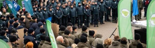 Несколько сотен сотрудников системы внутренних дел у Сейма требовали повысить зарплаты