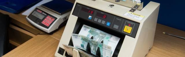 Наступает безналичное общество: в Эстонии только один банк обменивает наличную валюту