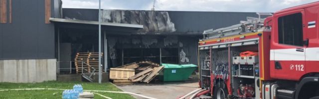 Спасатели потушили пожар на складе торгового центра Vesse в Ласнамяэ