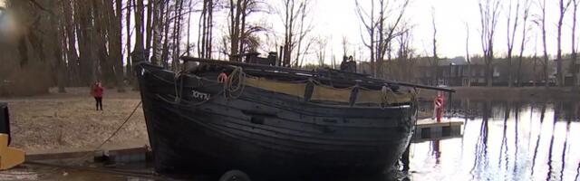 В Тарту состоялся традиционный весенний спуск на воду средневековой ладьи Jõmmu