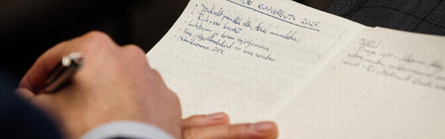 Возглавить коммуникационное бюро правительства хотят три человека