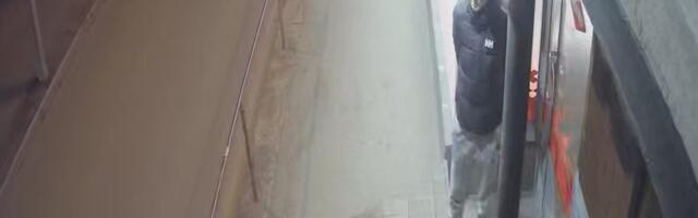 ФОТО и ВИДЕО | Полиция просит помощи в опознании подозреваемого в грабеже таллиннского магазина