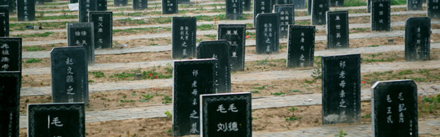 В Китае туристов вместо экскурсии отвезли на кладбище