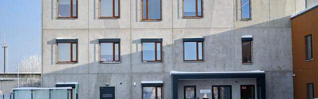 От плесневелой «ментовской будки» до люкс-условий: в Ласнамяэ открылся новый социальный дом