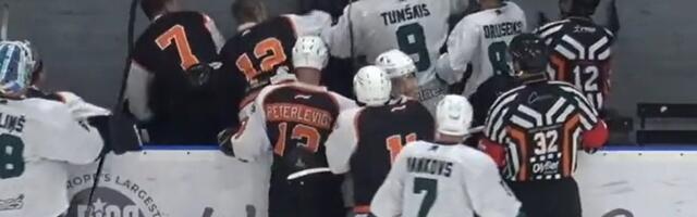 ВИДЕО | Массовая потасовка в латвийском любительском хоккее: в драку ввязались и игроки, и тренеры