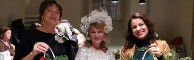 На мастер-классе легендарной флористки Татьяны Тридворновой нарвитянки учились делать «сумочки счастья»