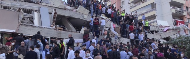 В результате землетрясения в Турции четыре человека погибли, более сотни пострадали