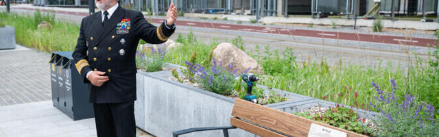 ФОТО: в Таллинне установили именные скамейки в честь легендарных эстонских капитанов