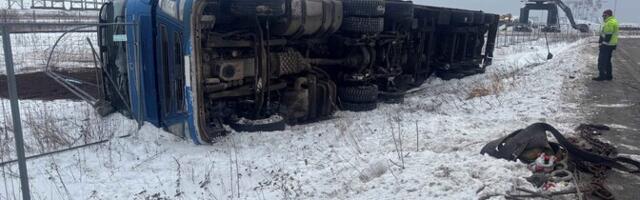 В порту Силламяэ перевернулся грузовик с торфом