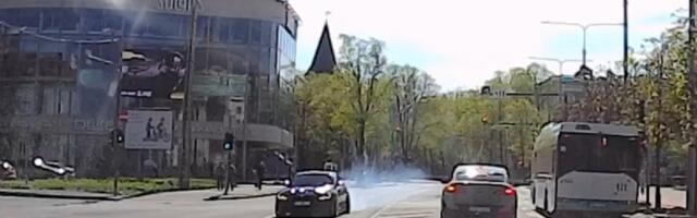 ВИДЕО | Водитель BMW совершает опасный маневр в центре Таллинна