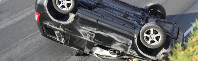 ФОТО | Жестокая авария на Лаагна теэ: один автомобиль перевернулся на крышу, другой на бок. Водитель был пьян
