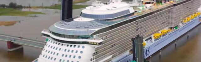 ВИДЕО | Без права на ошибку: гигантский круизный лайнер проходит через узкие шлюзы