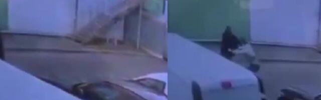 ВИДЕО | В Риге средь бела дня похитили человека