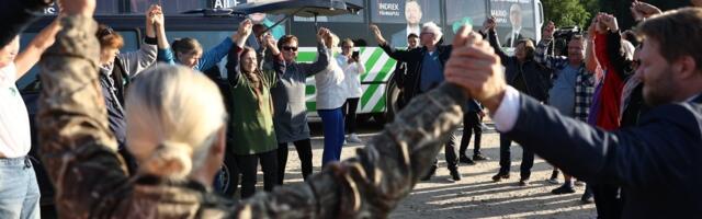 ФОТО | Протестующие ликуют: убой свиней на ферме Нурме снова отложен