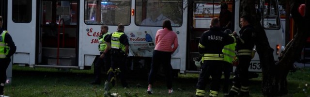ФОТО | Новость читателя: в Копли трамвай сбил человека