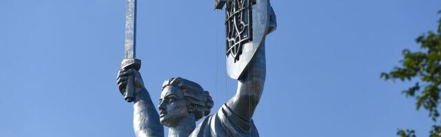 RUSDELFI В УКРАИНЕ | В Киеве активисты самовольно демонтируют советские таблички и выступают за снос памятнику Пушкину и монумента Родина-мать