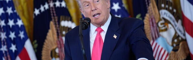 Трамп попросит ФБР расследовать связи Эпштейна с Клинтоном