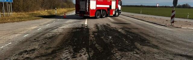 При совершении поворота налево из грузовика на шоссе пролилось 600 литров жидкого навоза