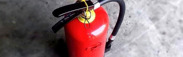 В Нарва-Йыэсуу неизвестные взломали хостел, повредили имущество и украли огнетушители