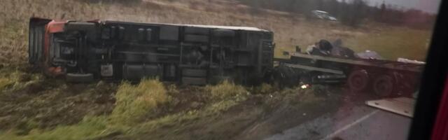 На шоссе Таллинн-Нарва грузовик столкнулся с двумя легковушками. Движение в обоих направлениях закрыто