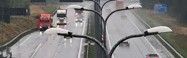 С 10 апреля на дорогах с разделительными полосами начнут повышать скоростной режим