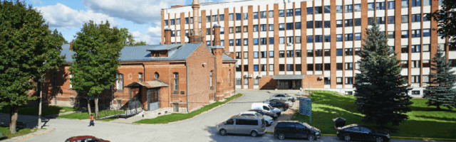 Нарвская больница 1 и 2 мая привьет вакциной Модерна пациентов 50+