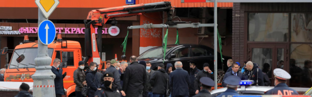 ВИДЕО: В офисе московского банка мужчина захватил заложников. Один из них устроил прямую трансляцию из эпицентра