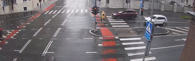 В центре Таллинна автомобиль сбил пересекавшего дорогу на красный свет водителя скутера