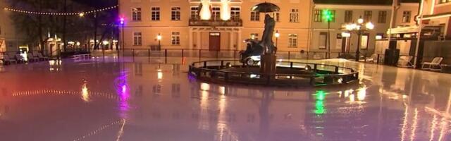 Туристы пришли в восторг от катка и рождественского городка на Ратушной площади Тарту