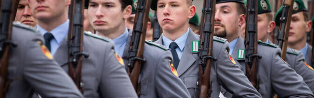 В Германии мужчин обязали получать военное разрешение для длительных поездок за границу