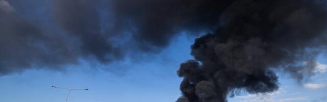 На станции по приему отходов вспыхнул пожар: на место стянуты большие силы