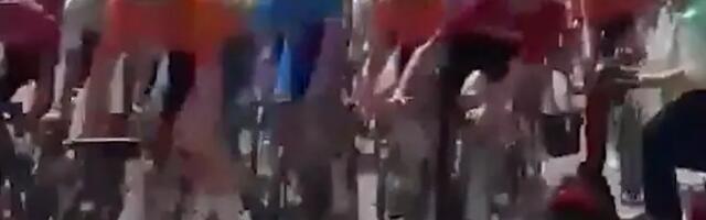ВИДЕО | Ужасные кадры: пожилая женщина на скутере устроила завал во время велогонки