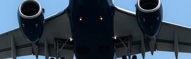 В аэропорту Нью-Йорка самолет столкнулся с автомобилем