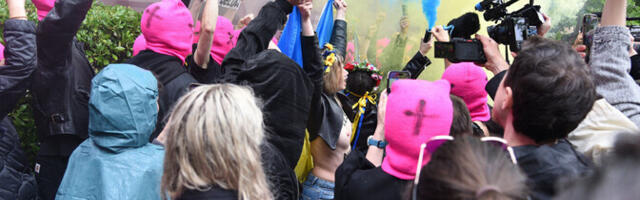 Pussy Riot и Femen провели акцию у российского павильона на Венецианской биеннале