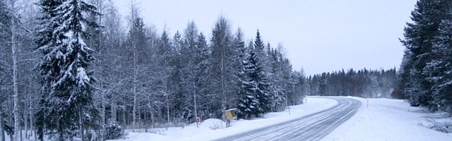 Обстановка на дорогах остается зимней, и нужно проявлять внимательность
