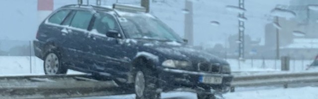ФОТО ЧИТАТЕЛЯ | В центре Таллинна молодой человек на BMW приземлился на дорожный барьер