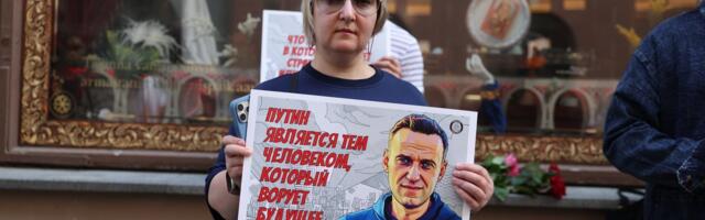 ФОТО | В Таллинне у посольства РФ прошла акция „Навальный. 50 лет. Продолжение следует“ 