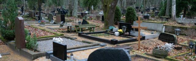 „Сосед умер осенью, ближайший родственник оказался за границей“. Кто в Эстонии в таком случае организует похороны?